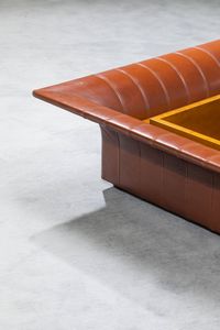 FRAU : Tavolino in pelle con contenitore in legno. Prod. Poltrona Frau anni '70 cm 36x109x109  - Asta Design - Associazione Nazionale - Case d'Asta italiane