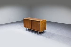 PRODUZIONE ITALIANA : Mobile contenitore in legno con ante scorrevoli e piedi in acciaio cromato.  Anni '60 cm 66x120x46  Difetti  - Asta Design - Associazione Nazionale - Case d'Asta italiane