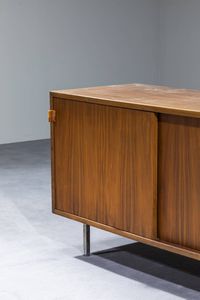 PRODUZIONE ITALIANA : Mobile contenitore in legno con ante scorrevoli e piedi in acciaio cromato.  Anni '60 cm 66x120x46  Difetti  - Asta Design - Associazione Nazionale - Case d'Asta italiane