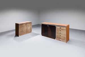 GUIDO FALESCHINI : Credenza da due elementi con struttura rivestita velluto profili in acciaio satinato e piano in marmo.  Prod. I Mariani anni '70 cm 85x250x46  - Asta Design - Associazione Nazionale - Case d'Asta italiane