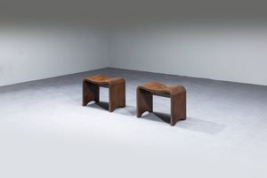 GIO PONTI Milano 1891 - 1979 : Coppia di sgabelli legno massello curvato e forato.  Anni '50 cm 37x46x29 5 Corredato dell'Expertise del Gio Ponti Archives  Difetti  - Asta Design - Associazione Nazionale - Case d'Asta italiane