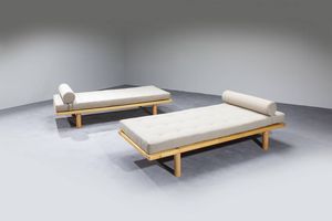 CHARLOTTE PERRIAND  nello stile di : Coppia di Daybed con struttura in legno e cuscini imbottiti rivestiti in tessuto. Anni '70 cm 56x190x84  - Asta Design - Associazione Nazionale - Case d'Asta italiane