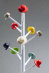 UGO NESPOLO Mosso Santa Maria (VC) 1941 : L'albero dei cappelli  - Asta Design - Associazione Nazionale - Case d'Asta italiane