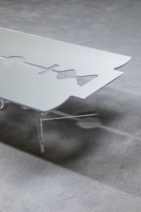 TOSETTI ANDREA : Tavolino in plexiglass. Firma dell'artista sulla base e numerazione 1 di 8 Anni 2000 cm 36x127x79 5  - Asta Design - Associazione Nazionale - Case d'Asta italiane