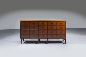 ROBERTO BREMBILLA : Sideboard in legno  fronte a cinque ante a finti cassetti  gambe in metallo verniciato con terminali in legno  particolari in ottone. Etichetta del Produttore Prod. Arredamenti Brembilla inizi anni '50 cm 113x217x41  - Asta Design - Associazione Nazionale - Case d'Asta italiane