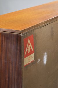 ROBERTO BREMBILLA : Sideboard in legno  fronte a cinque ante a finti cassetti  gambe in metallo verniciato con terminali in legno  particolari in ottone. Etichetta del Produttore Prod. Arredamenti Brembilla inizi anni '50 cm 113x217x41  - Asta Design - Associazione Nazionale - Case d'Asta italiane