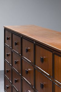 ROBERTO BREMBILLA : Sideboard in legno  fronte a cinque ante a finti cassetti  gambe in metallo verniciato con terminali in legno  particolari in ottone. Etichetta del Produttore Prod. Arredamenti Brembilla inizi anni '50 cm 113x217x41  - Asta Design - Associazione Nazionale - Case d'Asta italiane