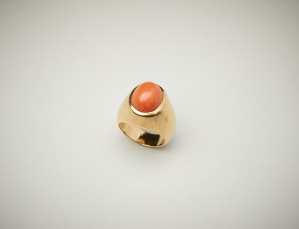 . : Anello tipo chevalier  in oro rosa 18 carati con corallo cabochon di color salmone.  - Asta Asta 402 | GIOIELLI - OROLOGI Online - Associazione Nazionale - Case d'Asta italiane