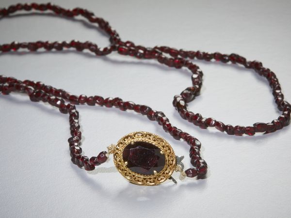 . : Collana composta da un filo lungo di granati rossi con chiusura in oro giallo 18 carati con granato ovale sfaccettato.  - Asta Asta 402 | GIOIELLI - OROLOGI Online - Associazione Nazionale - Case d'Asta italiane