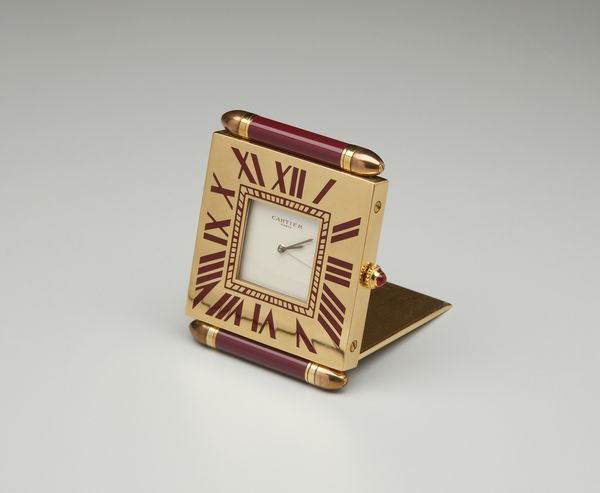 CARTIER : Ricercato e pregiato orologio da tavolo pieghevole con movimento al quarzo, indici romani e smalto rosso by Cartier.  - Asta Asta 402 | GIOIELLI - OROLOGI Online - Associazione Nazionale - Case d'Asta italiane