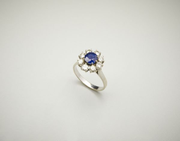 . : Anello in oro bianco 18 carati con diamanti bianchi di 1.00 ct. ca. e zaffiro blu taglio a brillante di 1.20 ct.  - Asta Asta 402 | GIOIELLI - OROLOGI Online - Associazione Nazionale - Case d'Asta italiane