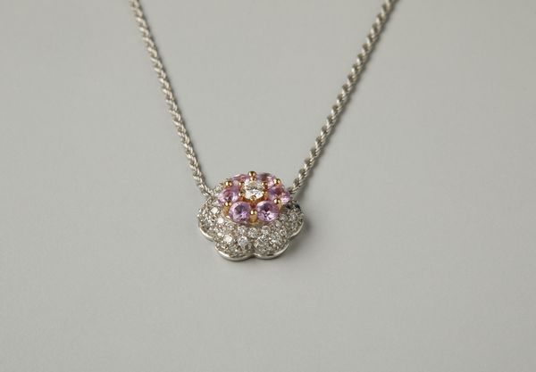 DAMIANI : Collana in oro bianco 18 carati con ciondolo a forma di fiore con diamante centrale di 0.11 ct, zaffiri rosa di 0.60 ct e diamanti di 0.56 ct. totali.  - Asta Asta 402 | GIOIELLI - OROLOGI Online - Associazione Nazionale - Case d'Asta italiane