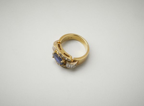 . : Anello in oro giallo 18 carati con diamanti di 1.30 ct. totali e zaffiro di 1.65 ct.  - Asta Asta 402 | GIOIELLI - OROLOGI Online - Associazione Nazionale - Case d'Asta italiane