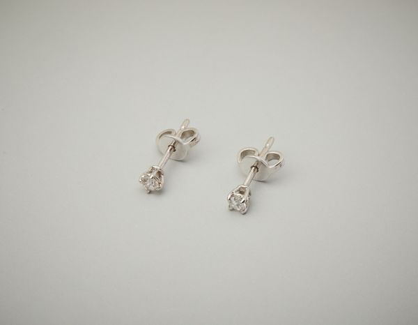 . : Orecchini in oro bianco 18 carati con due diamanti taglio a brillante di 0,15 ct. ca.  - Asta Asta 402 | GIOIELLI - OROLOGI Online - Associazione Nazionale - Case d'Asta italiane