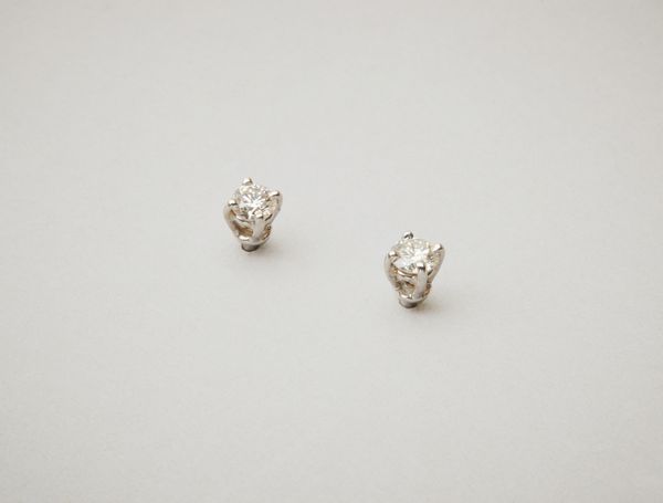 . : Orecchini in oro bianco 18 carati con due diamanti taglio a brillante di 0,15 ct. ca.  - Asta Asta 402 | GIOIELLI - OROLOGI Online - Associazione Nazionale - Case d'Asta italiane