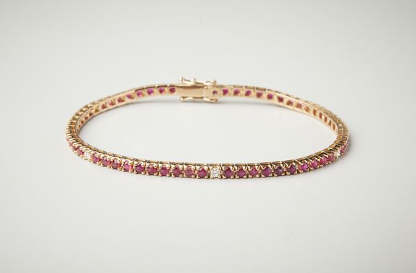 . : Bracciale tennis in oro giallo 18 carati con rubini dal peso di 3.50 ct. e diamanti dal peso di 0.20 ct.  - Asta Asta 402 | GIOIELLI - OROLOGI Online - Associazione Nazionale - Case d'Asta italiane