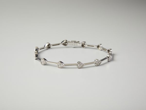 . : Bracciale in oro bianco 18 carati modello magic con cuori e diamanti di 0.40 ct.  - Asta Asta 402 | GIOIELLI - OROLOGI Online - Associazione Nazionale - Case d'Asta italiane