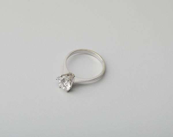 . : Anello solitario in oro bianco 18 carati con diamante di 2.30 ct. taglio a brillante.  - Asta Asta 402 | GIOIELLI - OROLOGI Online - Associazione Nazionale - Case d'Asta italiane