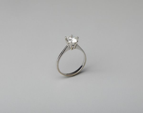 . : Anello solitario in oro bianco 18 carati con diamante di 2.30 ct. taglio a brillante.  - Asta Asta 402 | GIOIELLI - OROLOGI Online - Associazione Nazionale - Case d'Asta italiane