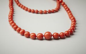 . : Collana ad un filo di corallo rosso sferico a scalare  - Asta Asta 402 | GIOIELLI - OROLOGI Online - Associazione Nazionale - Case d'Asta italiane