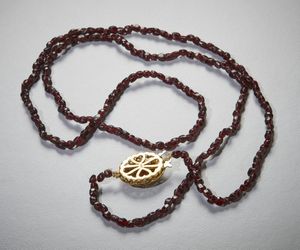 . : Collana composta da un filo lungo di granati rossi con chiusura in oro giallo 18 carati con granato ovale sfaccettato.  - Asta Asta 402 | GIOIELLI - OROLOGI Online - Associazione Nazionale - Case d'Asta italiane