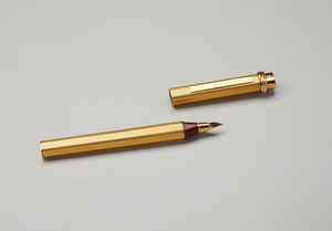 CARTIER : Tre penne in metallo dorato di cui una penna stilo e due matite.  - Asta Asta 402 | GIOIELLI - OROLOGI Online - Associazione Nazionale - Case d'Asta italiane