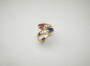 . : Anello in oro giallo 18 carati a contrari con zaffiro di 0,50 ct., rubino di 0,45 ct e diamanti di 0,20 ct.  - Asta Asta 402 | GIOIELLI - OROLOGI Online - Associazione Nazionale - Case d'Asta italiane