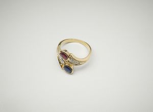 . : Anello in oro giallo 18 carati a contrari con zaffiro di 0,50 ct., rubino di 0,45 ct e diamanti di 0,20 ct.  - Asta Asta 402 | GIOIELLI - OROLOGI Online - Associazione Nazionale - Case d'Asta italiane