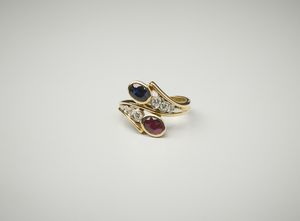 . : Anello in oro giallo 18 carati a contrari con zaffiro di 0,50 ct., rubino di 0,45 ct e diamanti di 0,20 ct.  - Asta Asta 402 | GIOIELLI - OROLOGI Online - Associazione Nazionale - Case d'Asta italiane