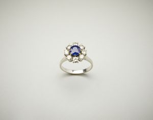 . : Anello in oro bianco 18 carati con diamanti bianchi di 1.00 ct. ca. e zaffiro blu taglio a brillante di 1.20 ct.  - Asta Asta 402 | GIOIELLI - OROLOGI Online - Associazione Nazionale - Case d'Asta italiane