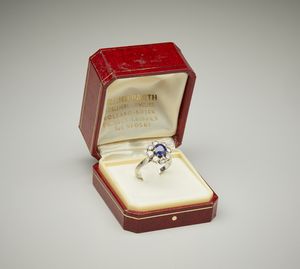 . : Anello in oro bianco 18 carati con diamanti bianchi di 1.00 ct. ca. e zaffiro blu taglio a brillante di 1.20 ct.  - Asta Asta 402 | GIOIELLI - OROLOGI Online - Associazione Nazionale - Case d'Asta italiane