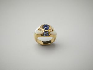 . : Anello in oro giallo 18 carati con zaffiri cabochon e carr di 1.60 ct., diamanti bianchi di 0.14 ct. e madreperla.  - Asta Asta 402 | GIOIELLI - OROLOGI Online - Associazione Nazionale - Case d'Asta italiane