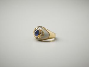 . : Anello in oro giallo 18 carati con zaffiri cabochon e carr di 1.60 ct., diamanti bianchi di 0.14 ct. e madreperla.  - Asta Asta 402 | GIOIELLI - OROLOGI Online - Associazione Nazionale - Case d'Asta italiane