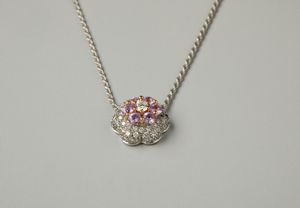 DAMIANI : Collana in oro bianco 18 carati con ciondolo a forma di fiore con diamante centrale di 0.11 ct, zaffiri rosa di 0.60 ct e diamanti di 0.56 ct. totali.  - Asta Asta 402 | GIOIELLI - OROLOGI Online - Associazione Nazionale - Case d'Asta italiane