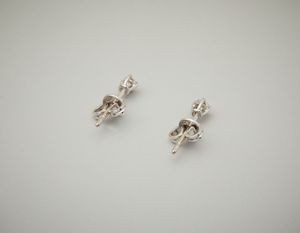 . : Orecchini in oro bianco 18 carati con due diamanti taglio a brillante di 0,15 ct. ca.  - Asta Asta 402 | GIOIELLI - OROLOGI Online - Associazione Nazionale - Case d'Asta italiane