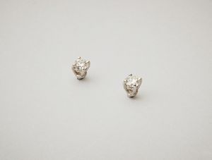 . : Orecchini in oro bianco 18 carati con due diamanti taglio a brillante di 0,15 ct. ca.  - Asta Asta 402 | GIOIELLI - OROLOGI Online - Associazione Nazionale - Case d'Asta italiane