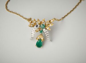 . : Collana in oro giallo e bianco 18 carati con smeraldi per un totale di 1.30 ct e diamanti taglio huit-huit per un totale di 0.35 ct  - Asta Asta 402 | GIOIELLI - OROLOGI Online - Associazione Nazionale - Case d'Asta italiane