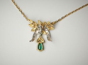 . : Collana in oro giallo e bianco 18 carati con smeraldi per un totale di 1.30 ct e diamanti taglio huit-huit per un totale di 0.35 ct  - Asta Asta 402 | GIOIELLI - OROLOGI Online - Associazione Nazionale - Case d'Asta italiane