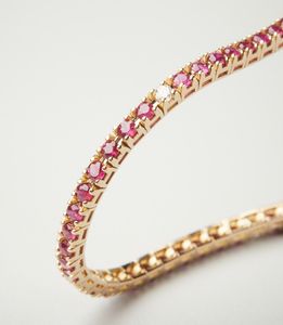 . : Bracciale tennis in oro giallo 18 carati con rubini dal peso di 3.50 ct. e diamanti dal peso di 0.20 ct.  - Asta Asta 402 | GIOIELLI - OROLOGI Online - Associazione Nazionale - Case d'Asta italiane