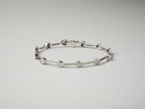 . : Bracciale in oro bianco 18 carati modello magic con cuori e diamanti di 0.40 ct.  - Asta Asta 402 | GIOIELLI - OROLOGI Online - Associazione Nazionale - Case d'Asta italiane