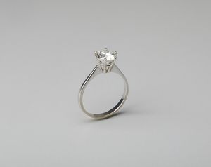 . : Anello solitario in oro bianco 18 carati con diamante di 2.30 ct. taglio a brillante.  - Asta Asta 402 | GIOIELLI - OROLOGI Online - Associazione Nazionale - Case d'Asta italiane