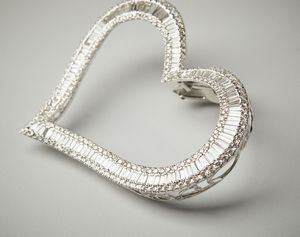 . : Coppia di orecchini in oro bianco 18 carati a forma di cuore con diamanti taglio baguette e tondi, per un totale di 14 ct.  - Asta Asta 402 | GIOIELLI - OROLOGI Online - Associazione Nazionale - Case d'Asta italiane