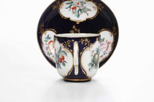 Tazza con Piattino<BR>Belgio, Manifattura di Tournai, terzo quarto del XVIII secolo  - Asta Porcellane venete ed europee di un'importante Famiglia veneziana - Associazione Nazionale - Case d'Asta italiane