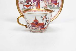 Tazza con piattino<BR>Meissen (?), 1720-1725 circa<BR>Decorazione probabilmente Hausmaler viennese  - Asta Porcellane venete ed europee di un'importante Famiglia veneziana - Associazione Nazionale - Case d'Asta italiane