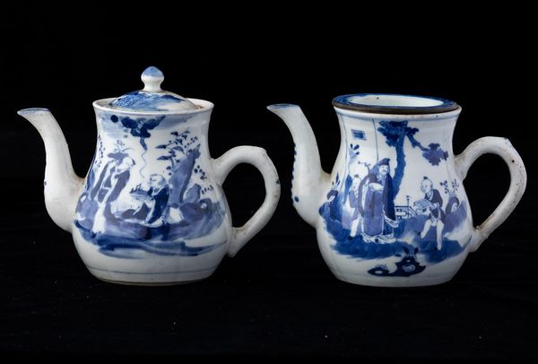 Due teiere in porcellana bianca e blu con raffigurazioni di saggi entro paesaggio, Cina, Dinastia Qing, epoca Kangxi (1736-1796)  - Asta Asian Art - Associazione Nazionale - Case d'Asta italiane