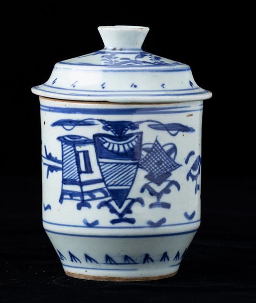 Vaso cilindrico con coperchio in porcellana bianca e blu con decoro naturalistico, Cina, Dinastia Qing, XIX secolo  - Asta Asian Art - Associazione Nazionale - Case d'Asta italiane