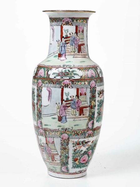 Vaso in porcellana con decori floreali e scene di vita comune entro riserve, Cina, XX secolo  - Asta Asian Art - Associazione Nazionale - Case d'Asta italiane