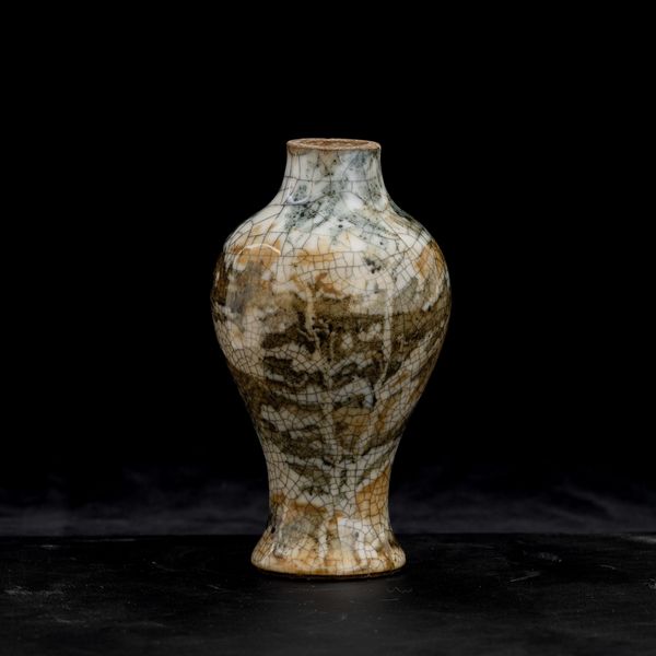 Vaso in porcellana Guan con tocchi di coloro verdi e gialli, Cina, XX secolo  - Asta Asian Art - Associazione Nazionale - Case d'Asta italiane