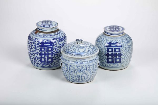 Tre potiches in porcellana bianca e blu con decori floreali e simboli taoisti, Cina, Dinastia Qing, XIX secolo  - Asta Asian Art - Associazione Nazionale - Case d'Asta italiane