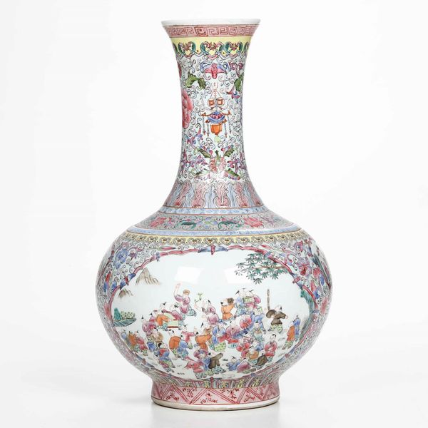 Vaso a bottiglia in porcellana a smalti policromi sui toni della Famiglia Rosa con decoro dei cento bambini, Cina, XX secolo  - Asta Asian Art - Associazione Nazionale - Case d'Asta italiane